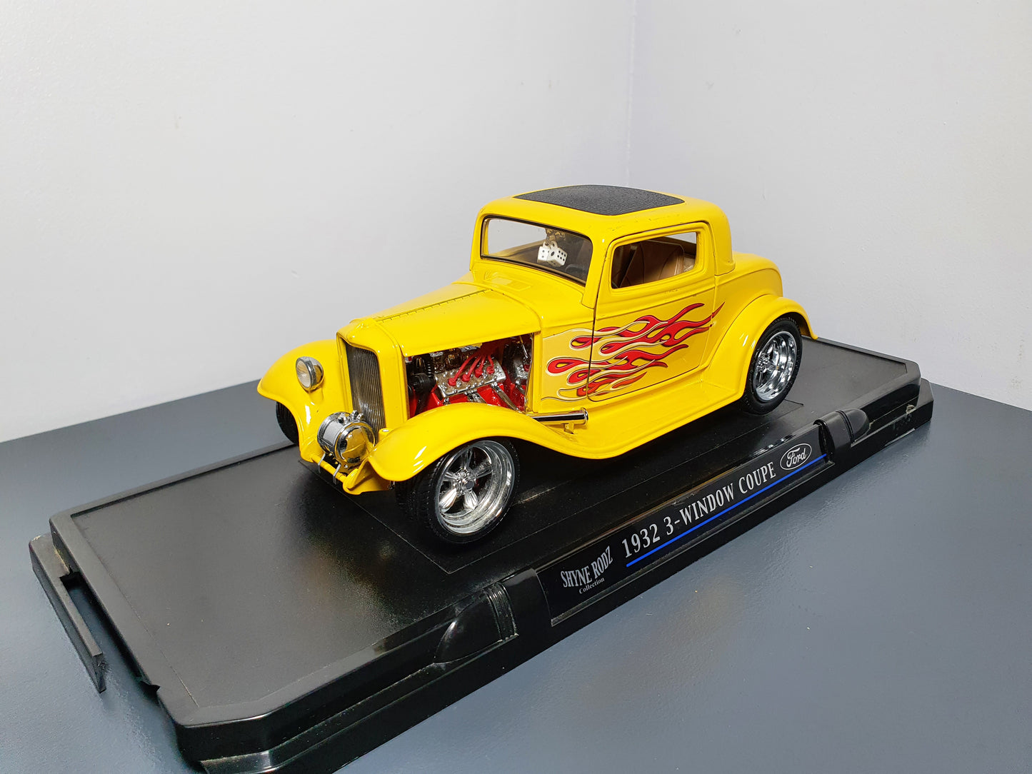 1:18 1934 Ford 3 Window Coupe ~ Road Signature ~ Yellow