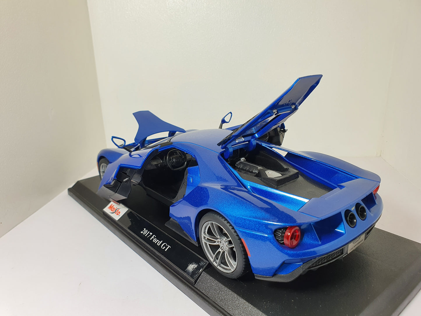 1:18 2017 Ford GT ~ Maisto ~ Metallic Blue