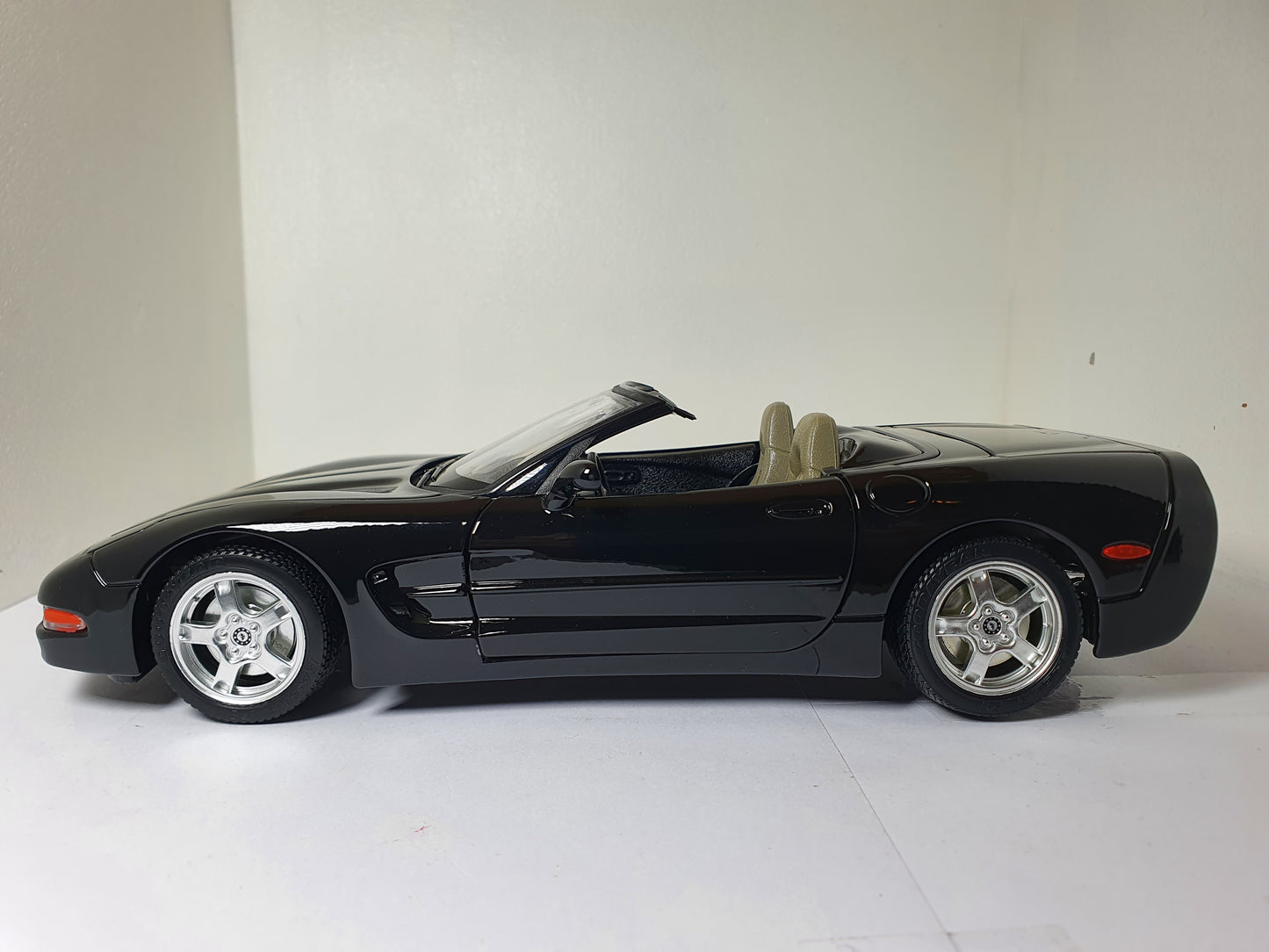 1:18 Chevrolet Corvette C5 Convertible ~ Bburago ~ Black