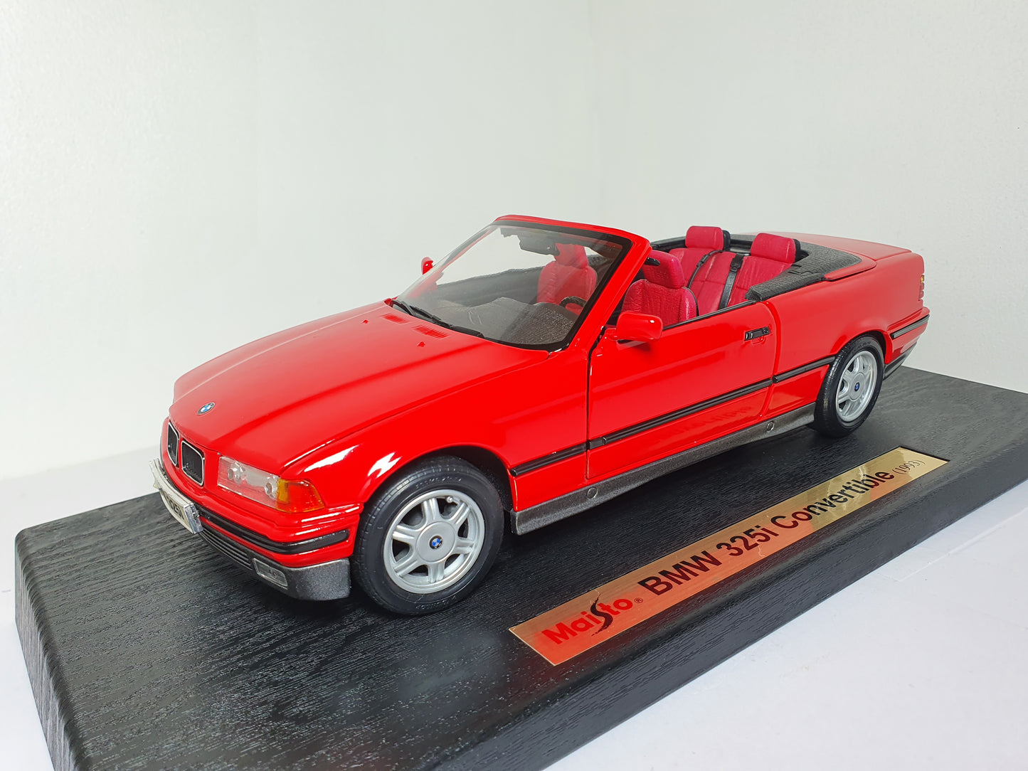 1:18 BMW 325i Cabriolet E36 ~ Maisto ~ Red