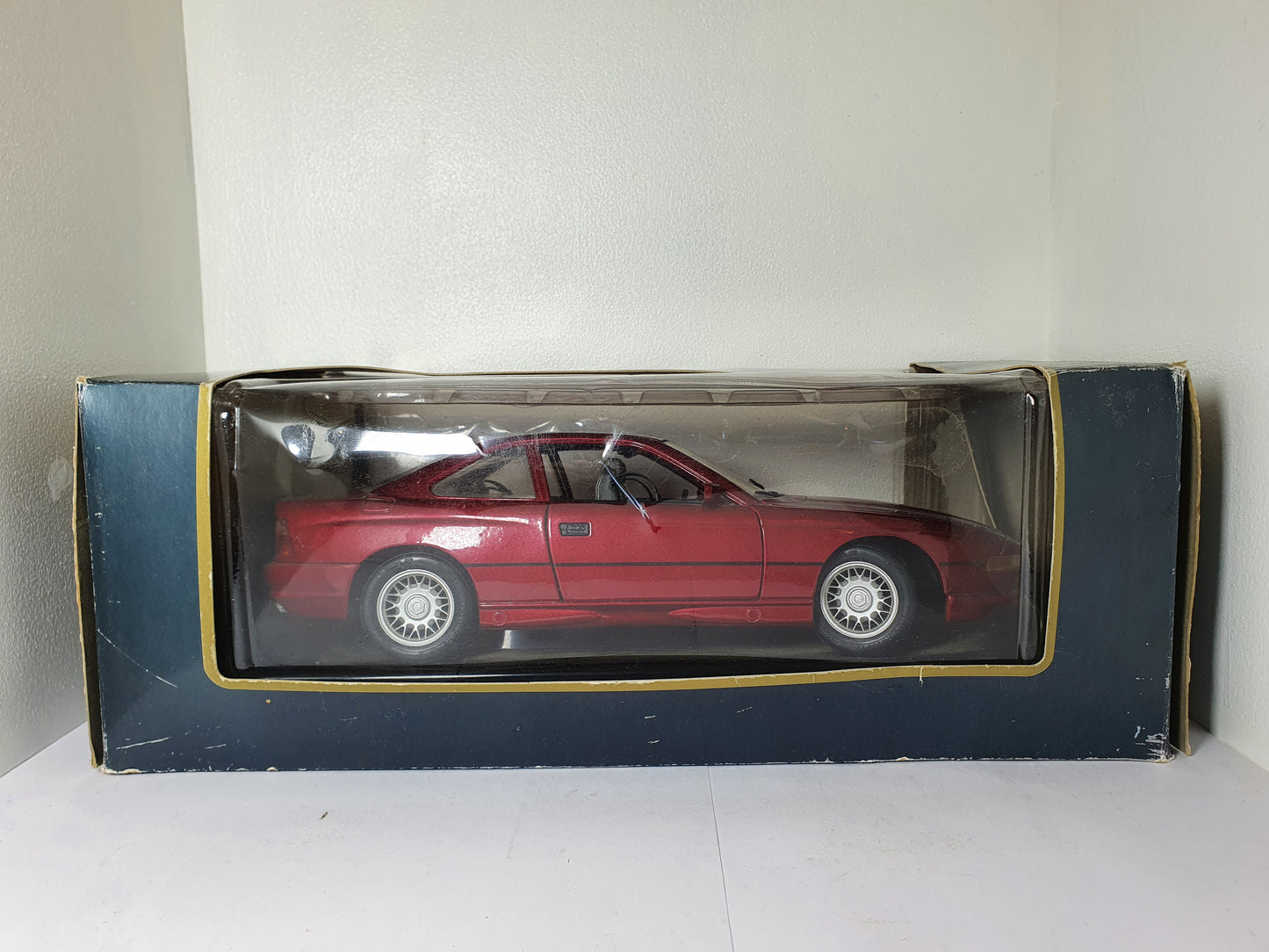 1:18 BMW 850i E31 ~ Maisto ~ Maroon Red