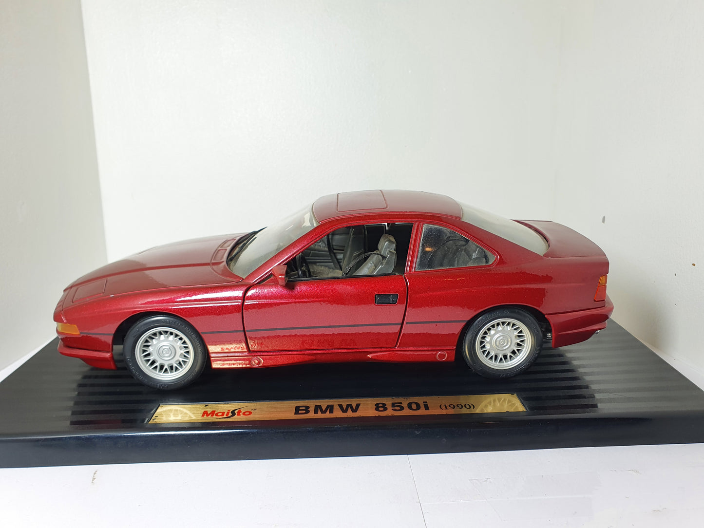 1:18 BMW 850i E31 ~ Maisto ~ Maroon Red