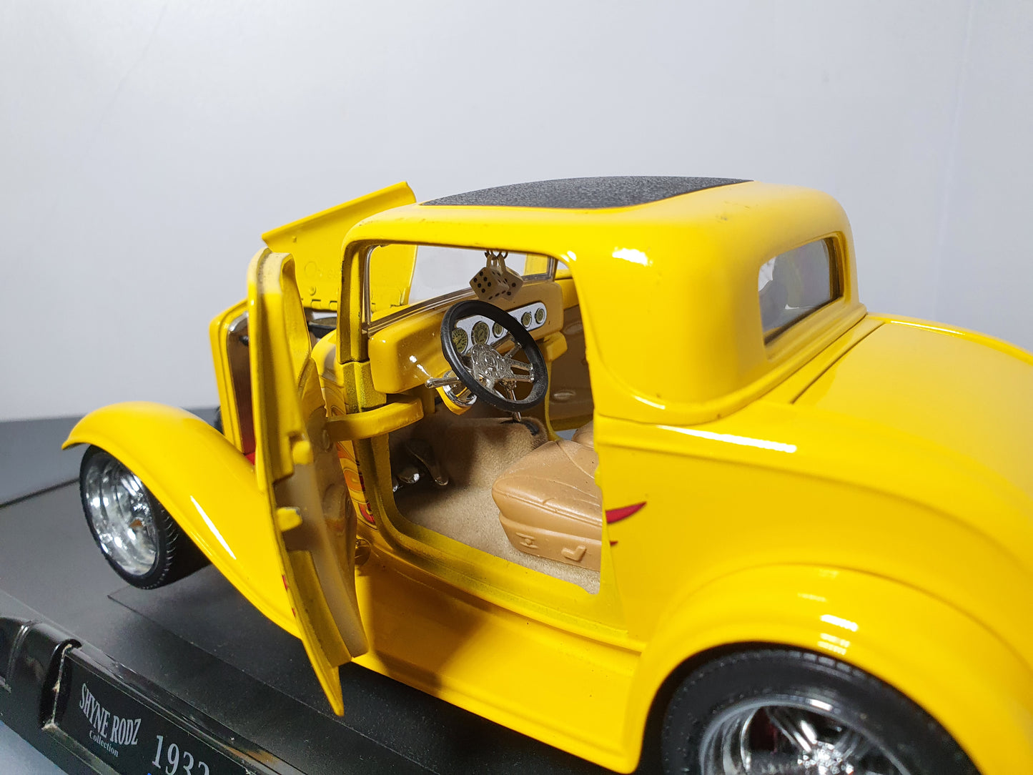 1:18 1934 Ford 3 Window Coupe ~ Road Signature ~ Yellow