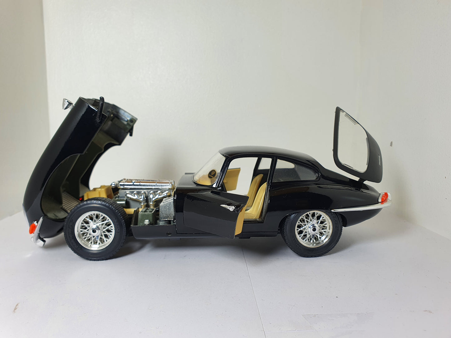 1:18 Jaguar E-Type Series 1 Coupe ~ Bburago ~ Black