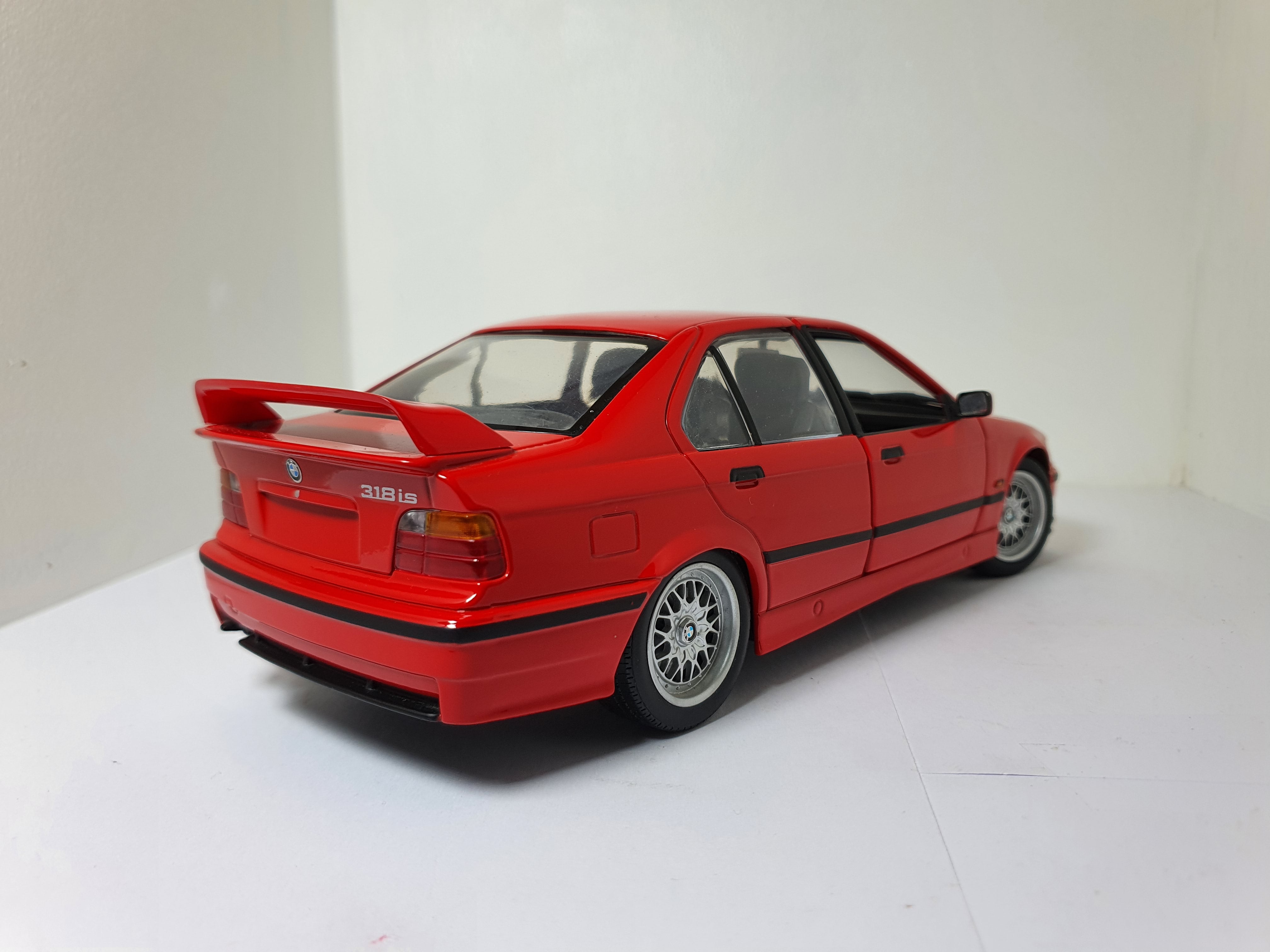 1:18 BMW 318is E36 ~ UT Models ~ Red – KRMscale