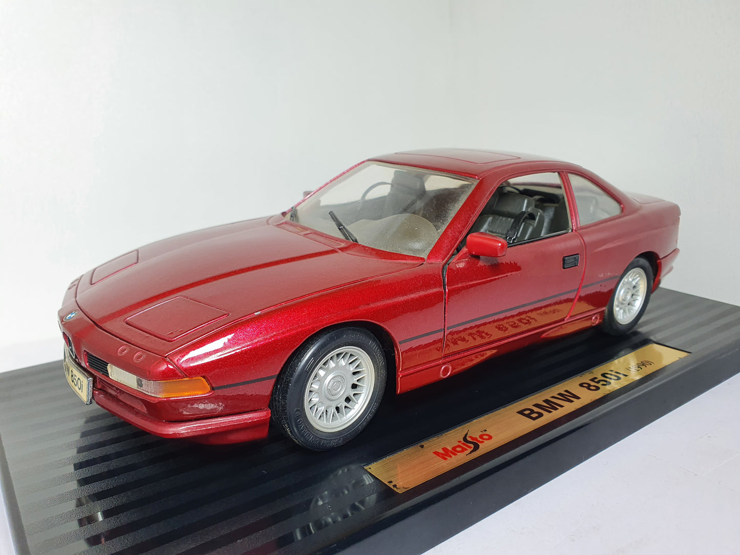 1:18 BMW 850i E31 ~ Maisto ~ Maroon Red