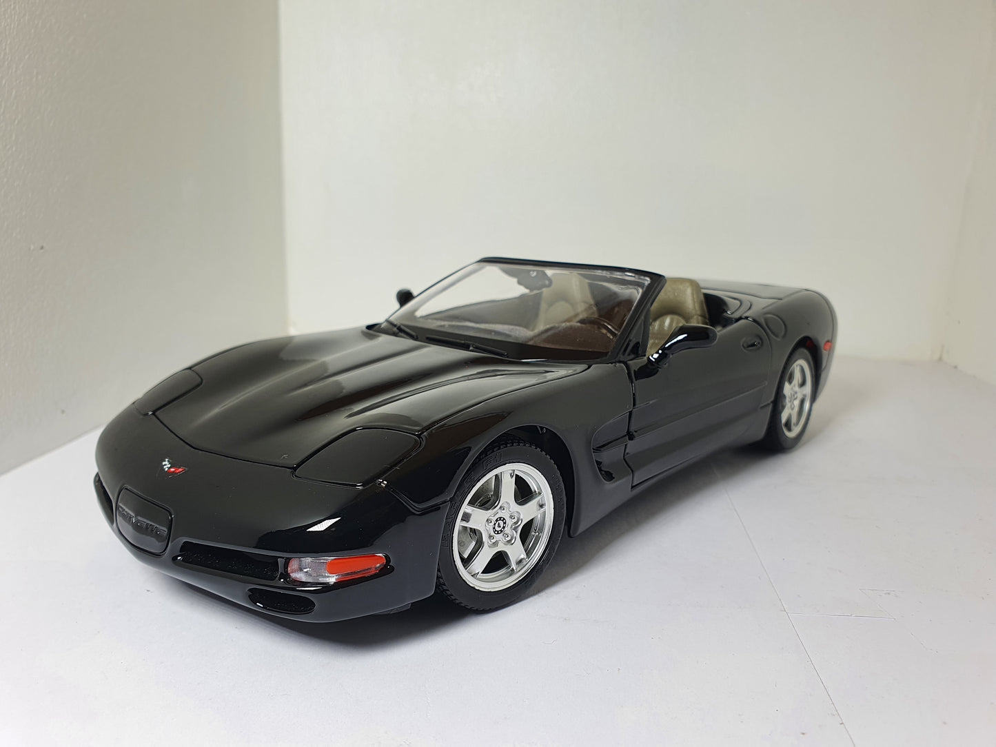 1:18 Chevrolet Corvette C5 Convertible ~ Bburago ~ Black