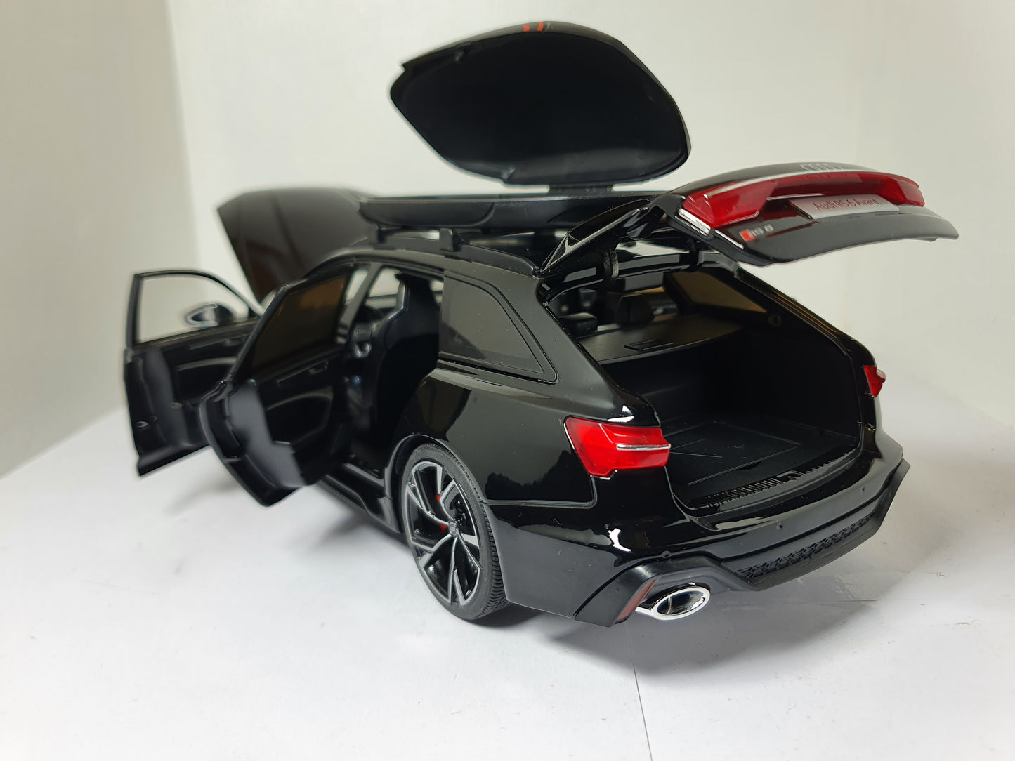 1:18 Audi RS6 Avant C8 ~ Black