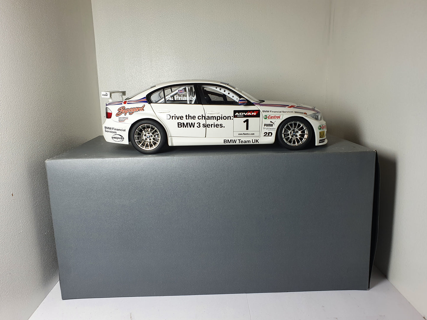 1:18 BMW 320si ~ Kyosho ~ WTCC 2006 Andy Priaulx