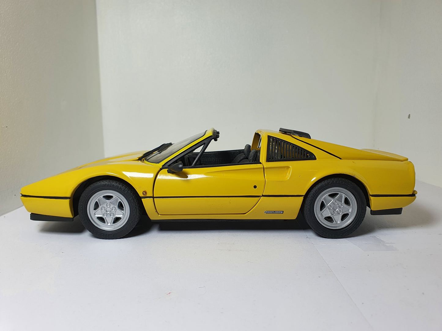 1:18 Ferrari 328 GTS ~ Anson ~ Yellow