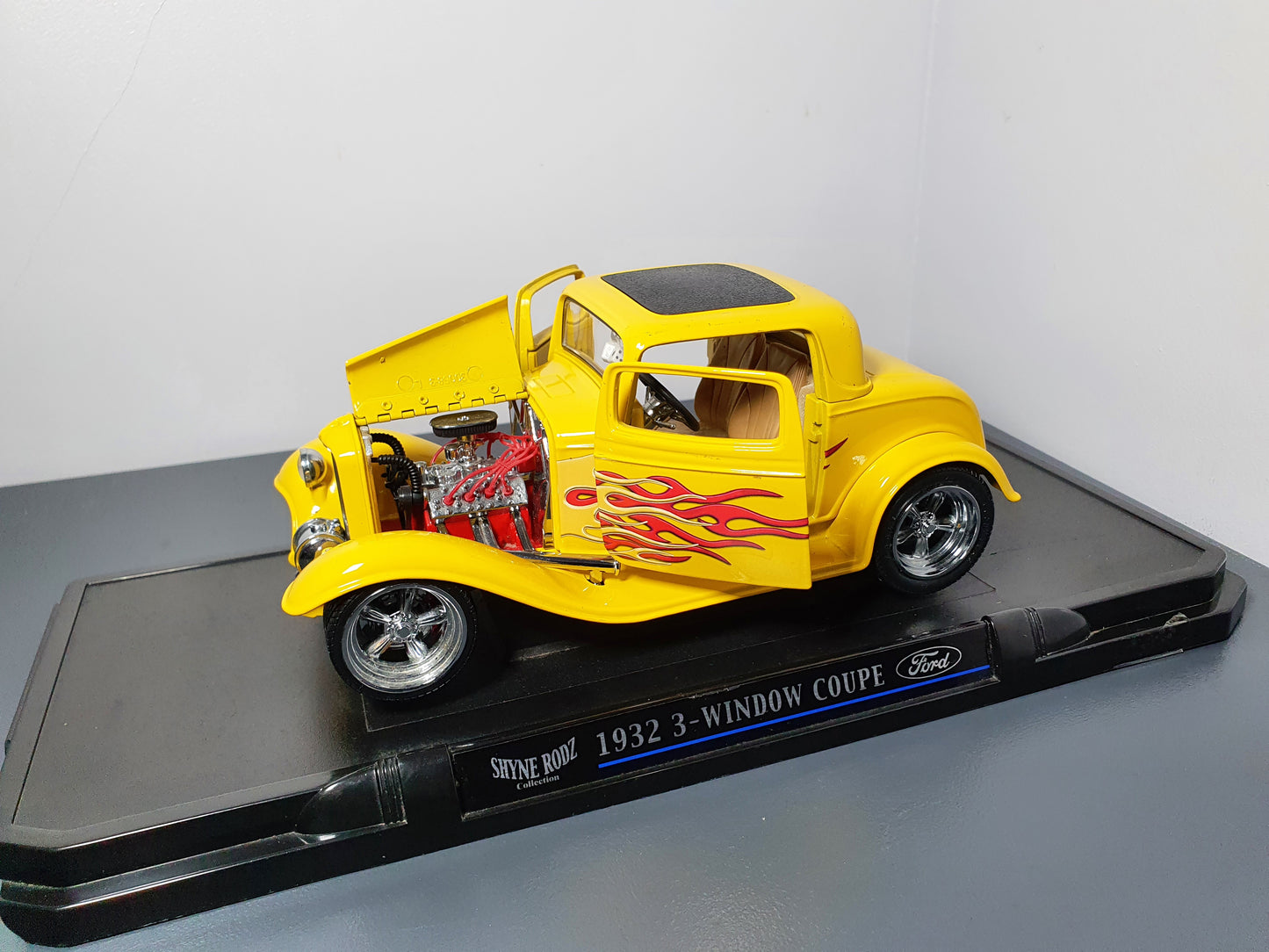 1:18 1934 Ford 3 Window Coupe ~ Road Signature ~ Yellow