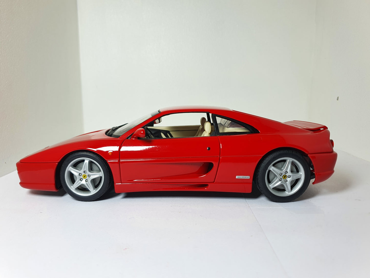 1:18 Ferrari F355 Berlinetta ~ UT Models ~ Red