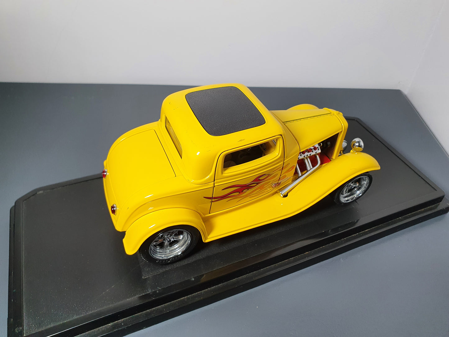 1:18 1934 Ford 3 Window Coupe ~ Road Signature ~ Yellow