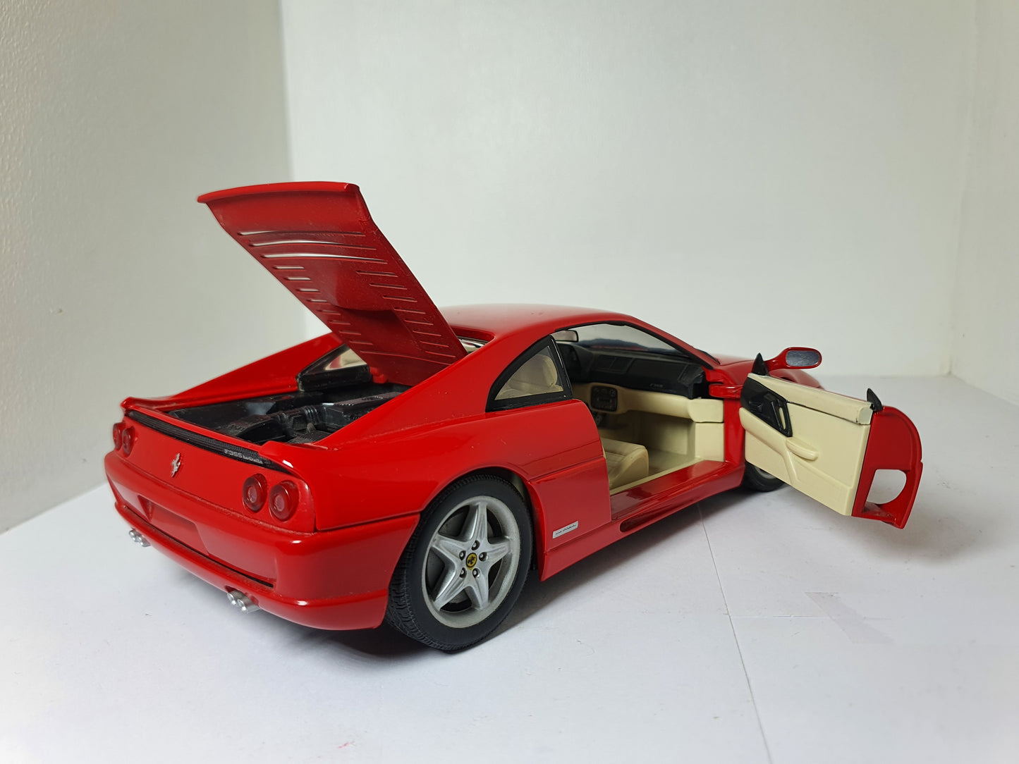 1:18 Ferrari F355 Berlinetta ~ UT Models ~ Red