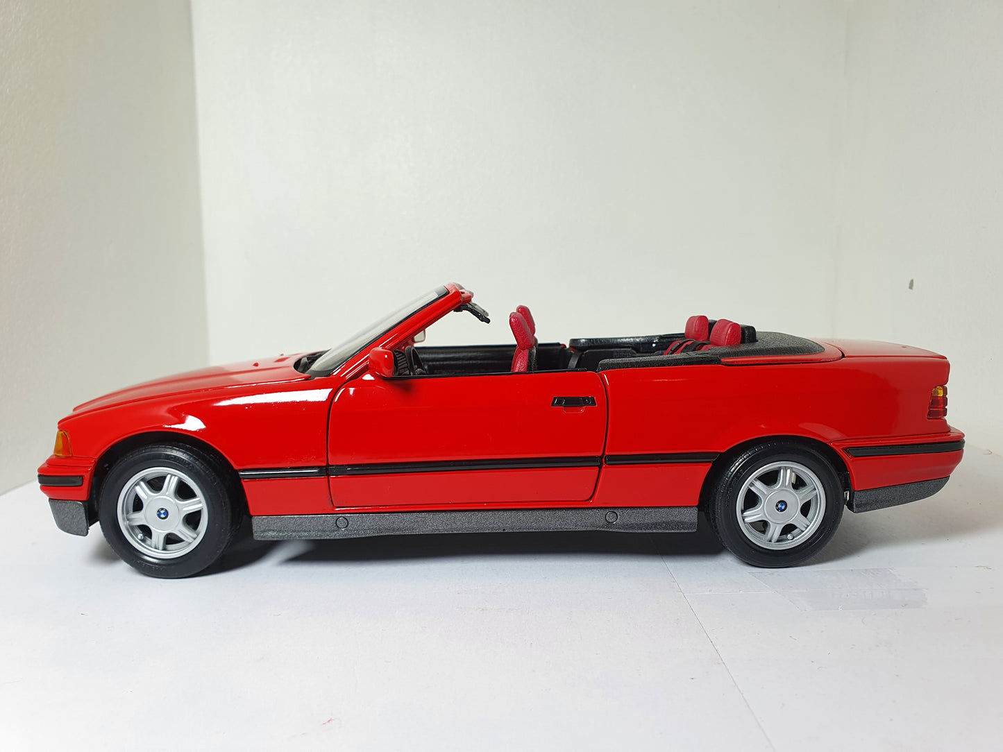 1:18 BMW 325i Cabriolet E36 ~ Maisto ~ Red