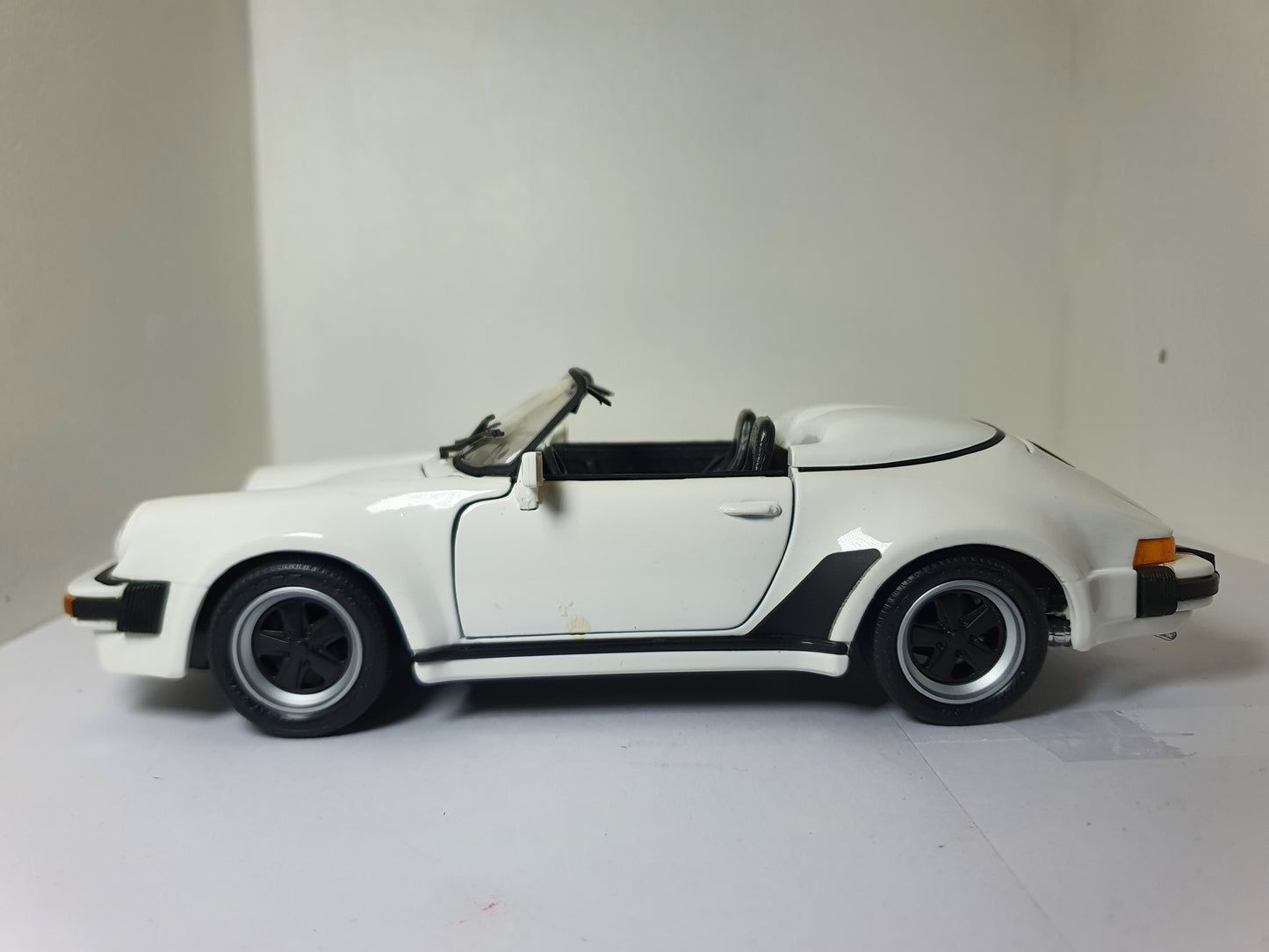 1:18 Porsche 911 Speedster 930 ~ Maisto ~ White